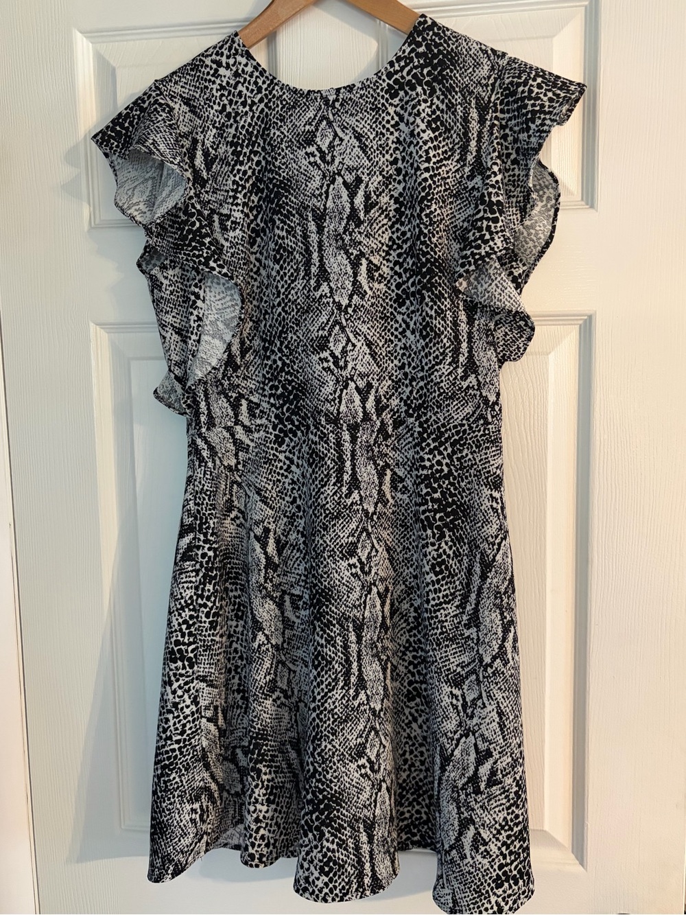 Who What Wear Black and White Snake Print Ruffle Sleeve Dress